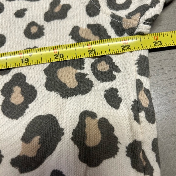 American Eagle Cheetah Crewneck Oversized Jegging Fit. Slit Sides. Women’s Small - Picture 4 of 15